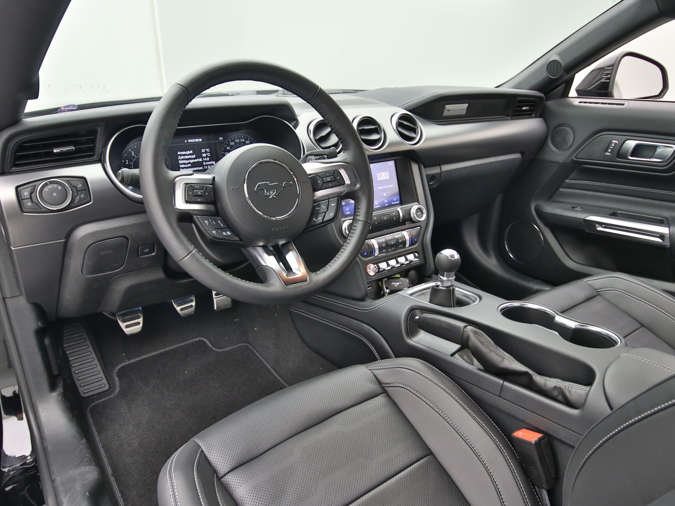 Armaturenbrett eines Ford Mustang GT Coupé V8 450PS / Premium 3 / B&O in Iridium Schwarz 