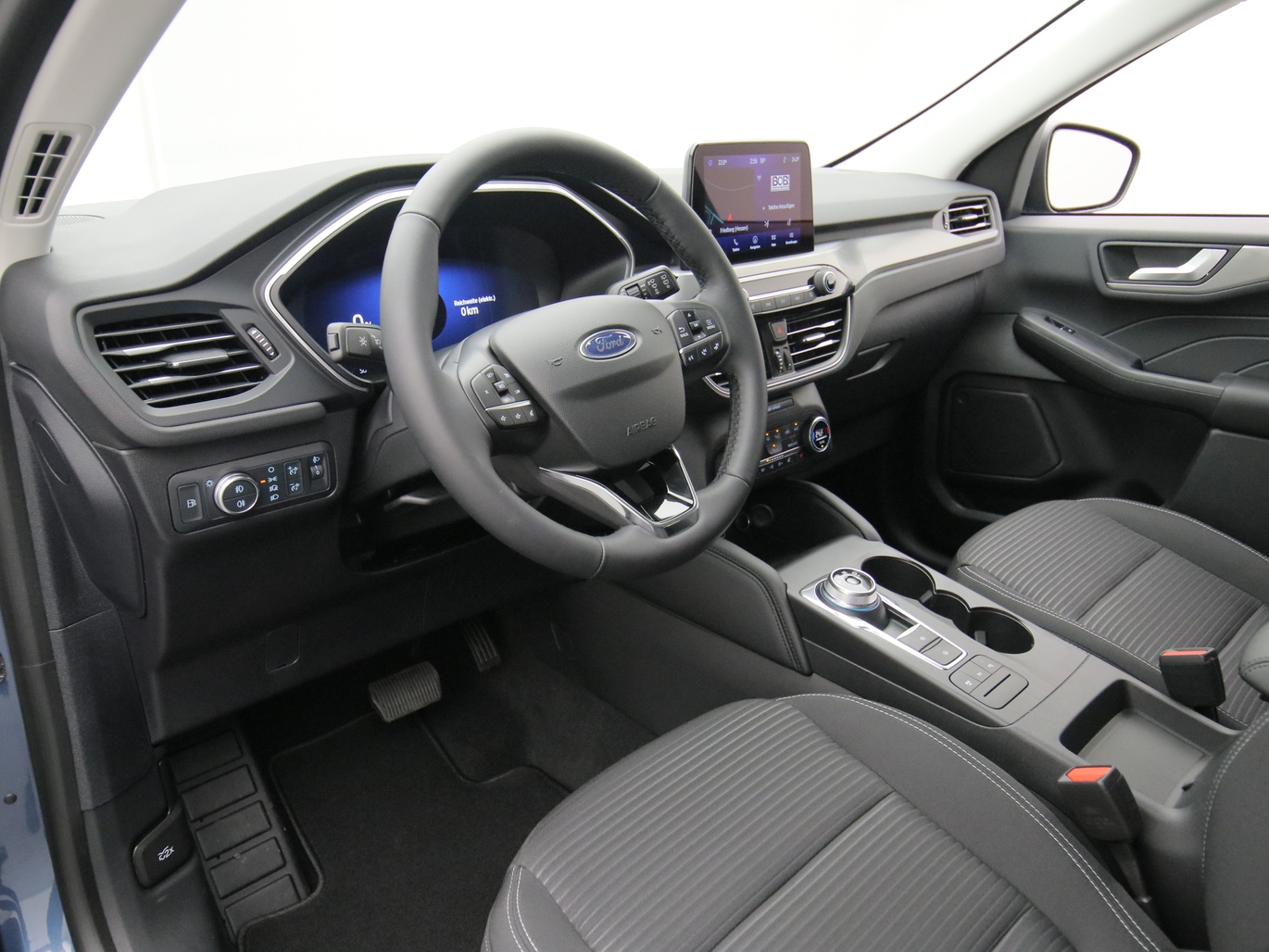 Armaturenbrett eines Ford Kuga Titanium 225PS Plug-in-Hybrid Aut. in Chrome Blue 