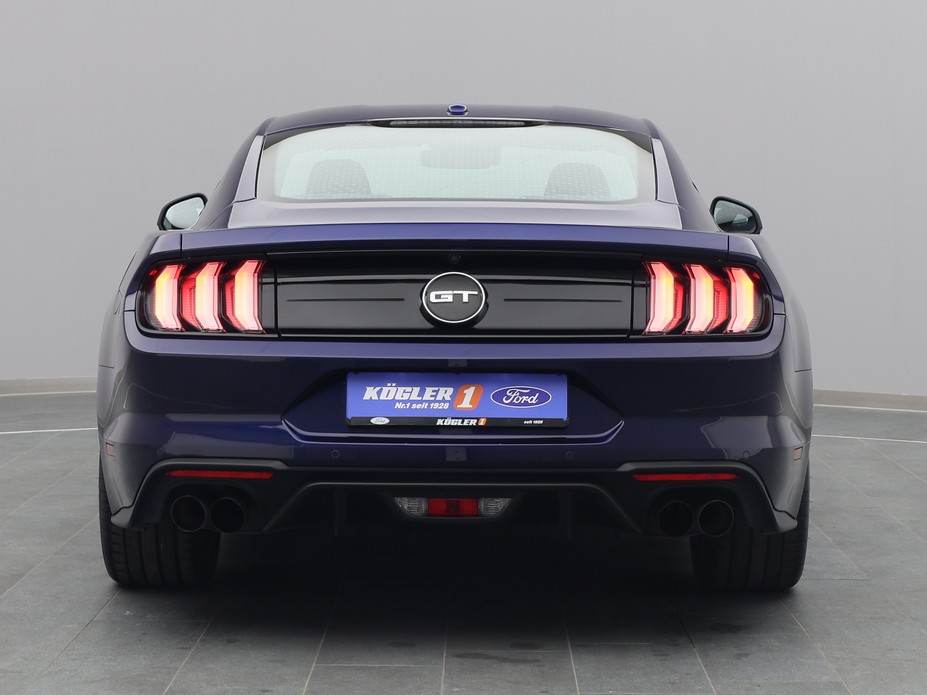 Heckansicht eines Ford Mustang GT Coupé V8 450PS Aut. / Premium-Paket 2 in Kona Blau 