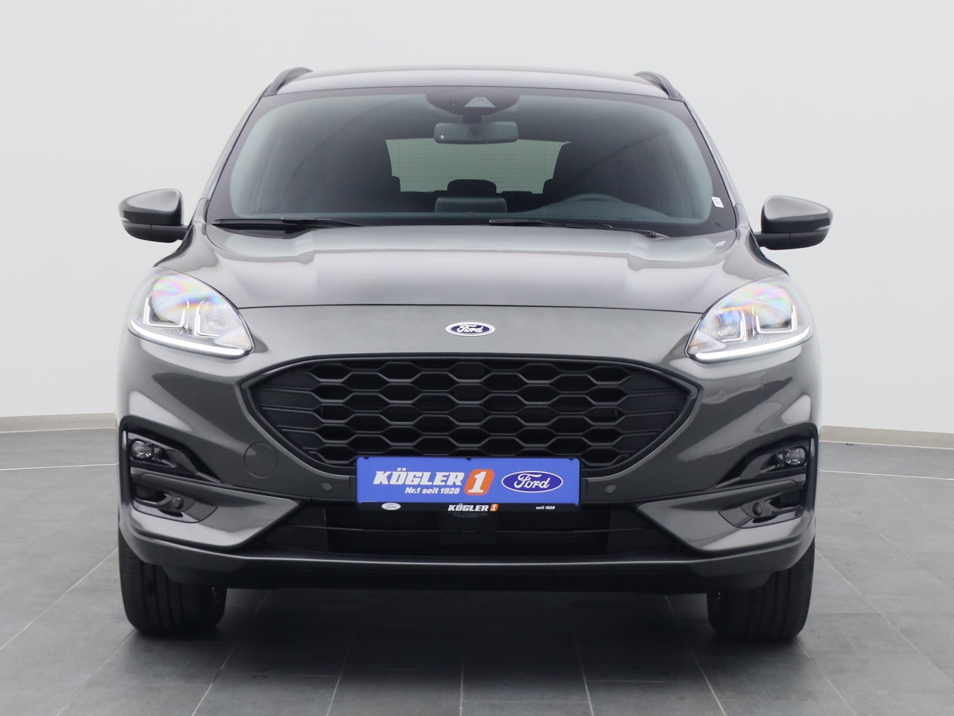 Frontansicht eines Ford Kuga ST-Line 225PS Plug-in-Hybrid Aut. in Magnetic Grau 