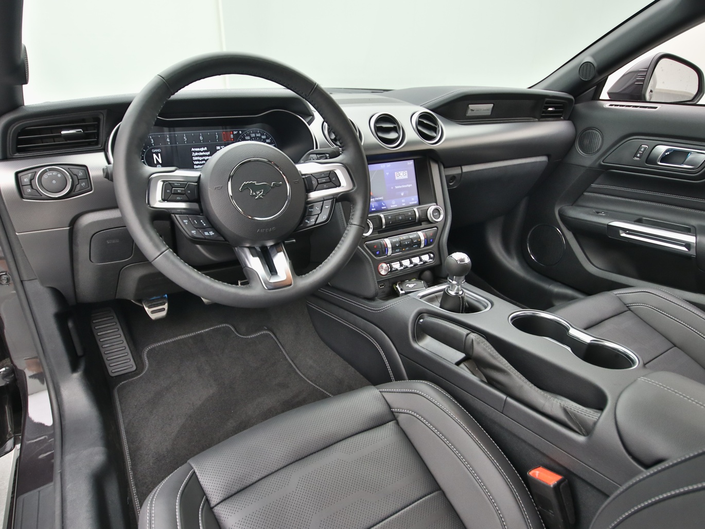 Armaturenbrett eines Ford Mustang GT Cabrio V8 450PS / Premium 4 / B&O in Dark Matter Grey 