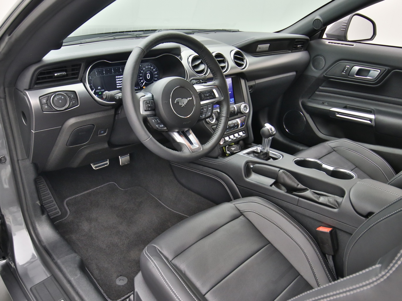 Armaturenbrett eines Ford Mustang GT Cabrio V8 450PS / Premium 2 / Magne in Carbonized Gray 
