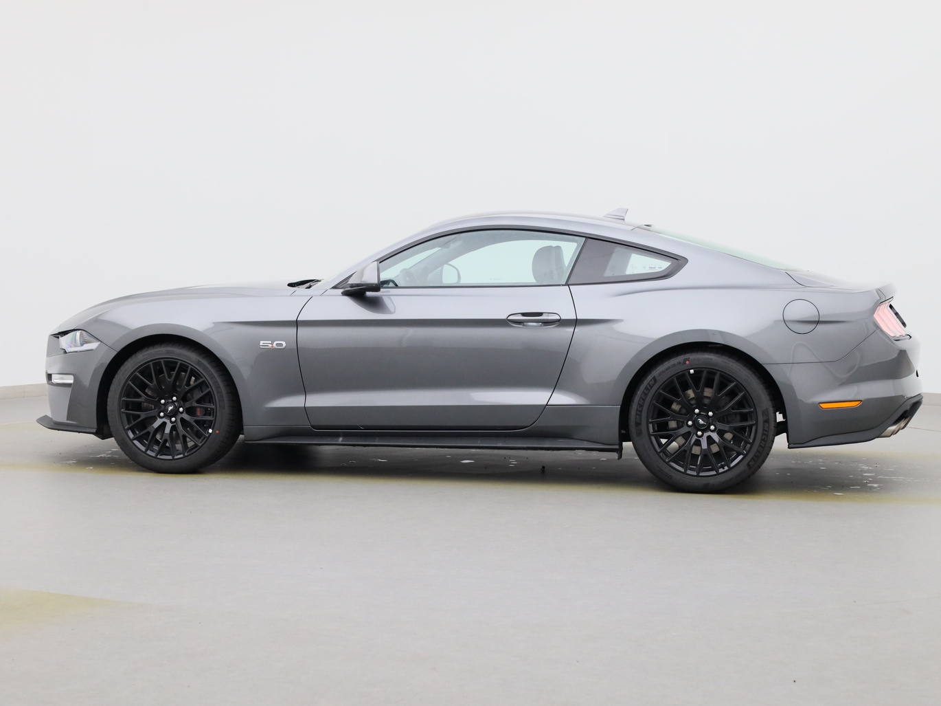  Ford Mustang GT Coupé V8 450PS / Premium 2 / Magne in Carbonized Gray von Links