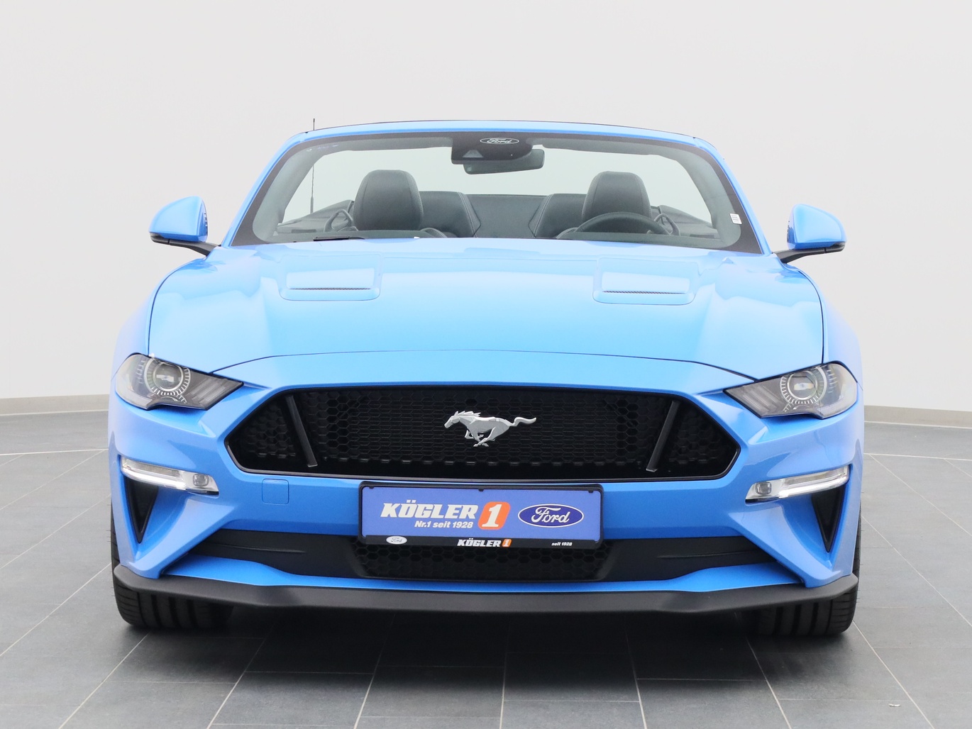 Frontansicht eines Ford Mustang GT Cabrio V8 450PS / Premium 2 / Magne in Grabber Blue 