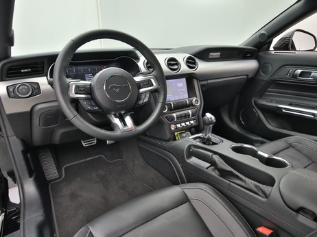 Armaturenbrett eines Ford Mustang GT Cabrio V8 450PS Aut. / Premium 4 in Iridium Schwarz 