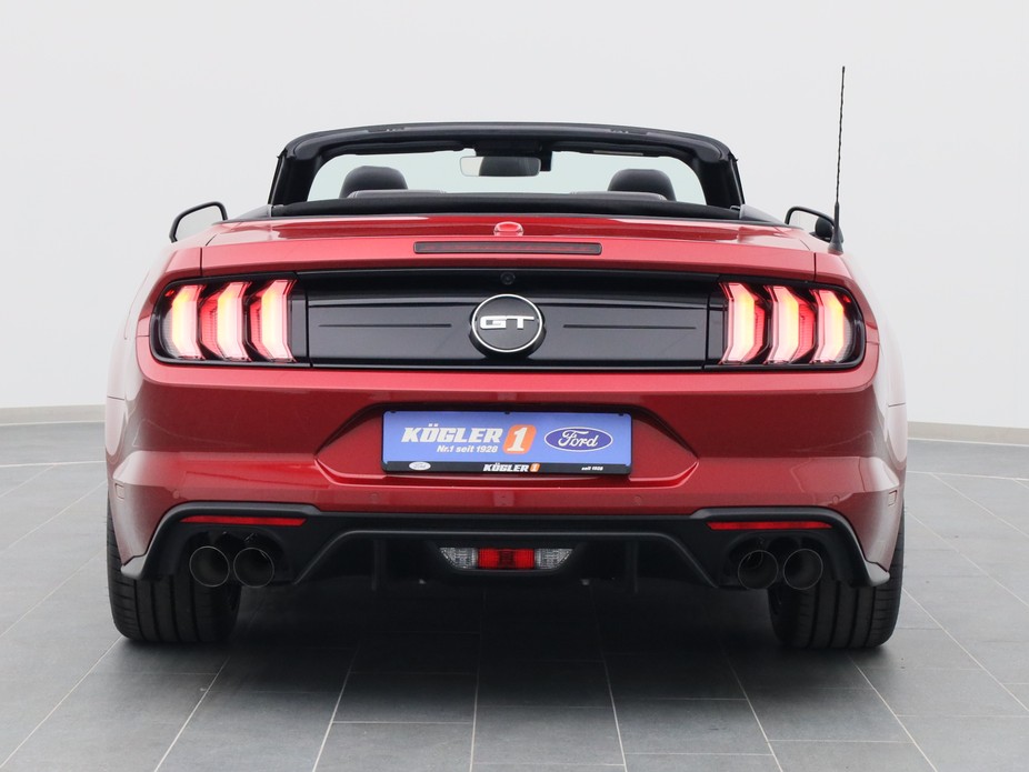 Heckansicht eines Ford Mustang GT Cabrio V8 450PS / Premium 2 / Magne in Lucid Rot 
