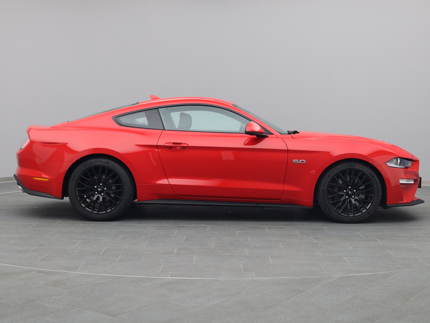  Ford Mustang GT Coupé V8 450PS / Premium 2 / Magne in Race-rot von Rechts