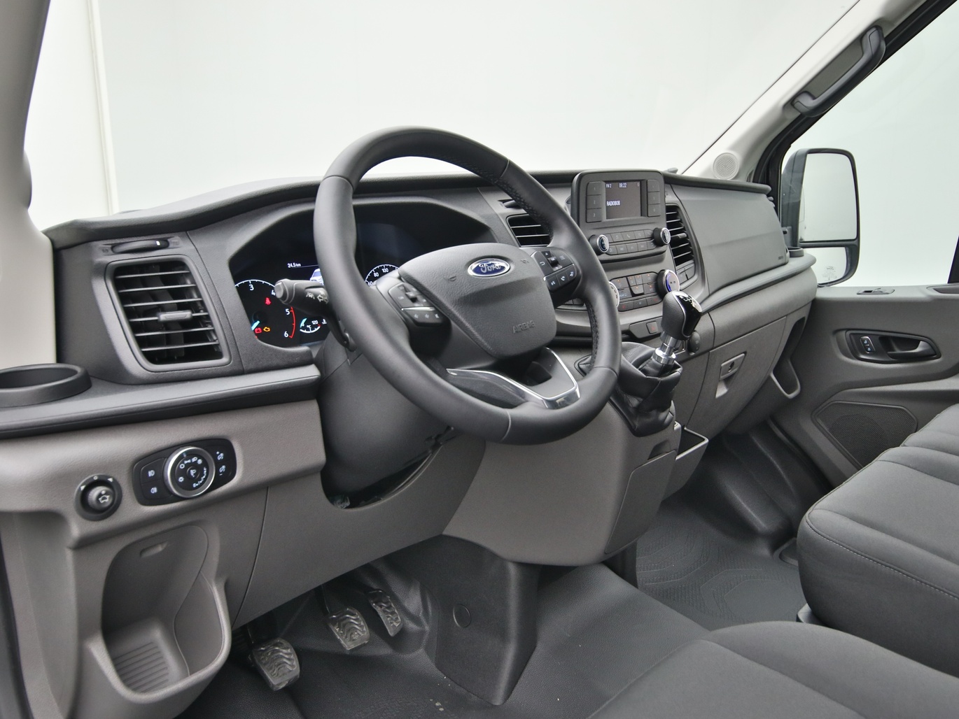 Armaturenbrett eines Ford Transit Kombi 350 L2H2 Trend 150PS / Klima in Agate Black 