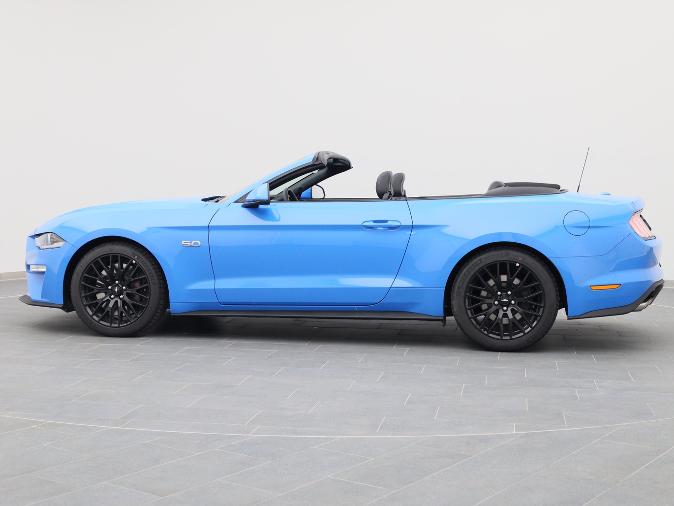  Ford Mustang GT Cabrio V8 450PS Aut. / Premium 2 in Grabber Blue von Links