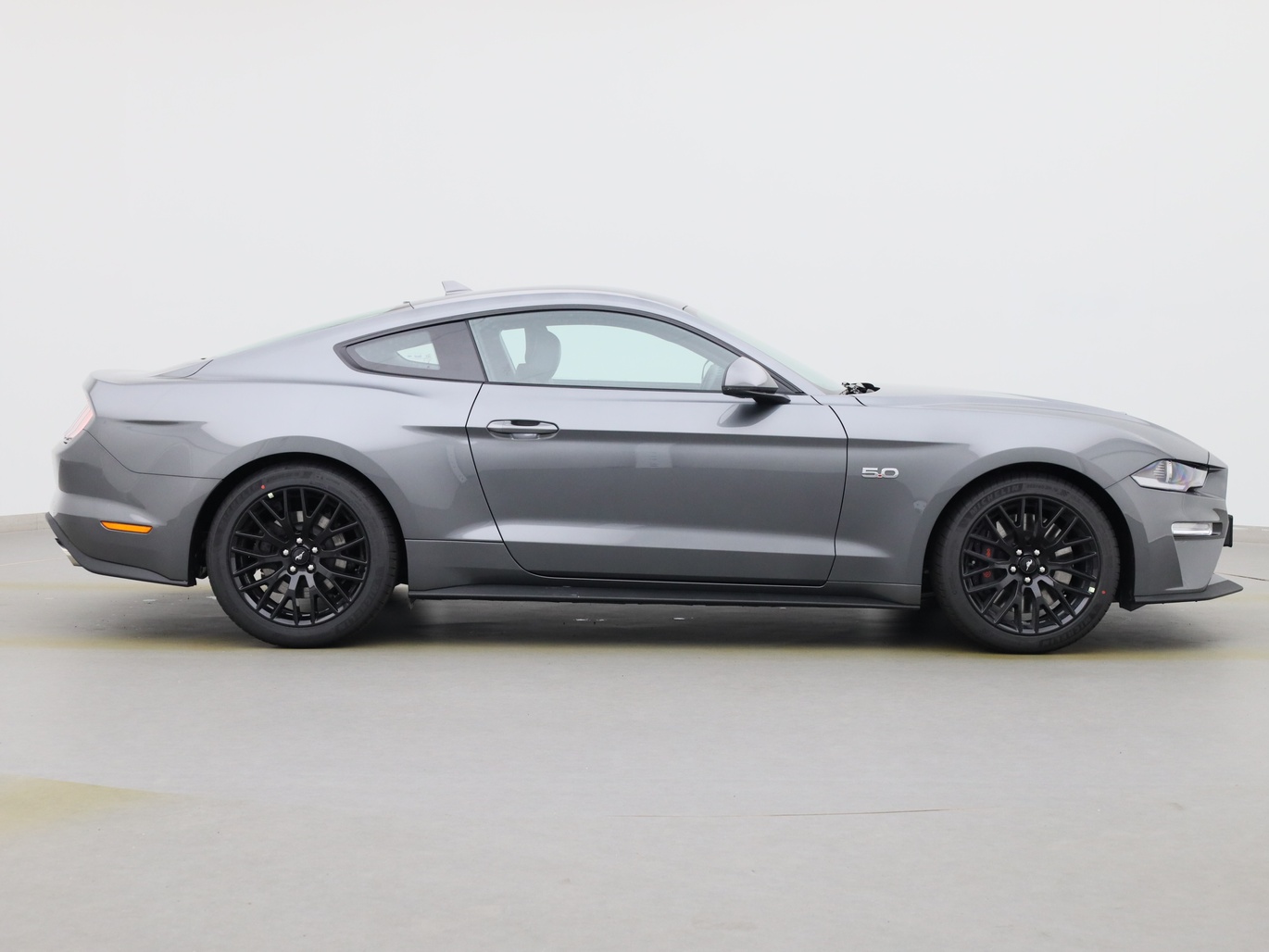  Ford Mustang GT Coupé V8 450PS / Premium 2 / Magne in Carbonized Gray von Rechts