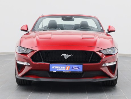 Frontansicht eines Ford Mustang GT Cabrio V8 450PS / Premium 2 / B&O in Lucid Rot 