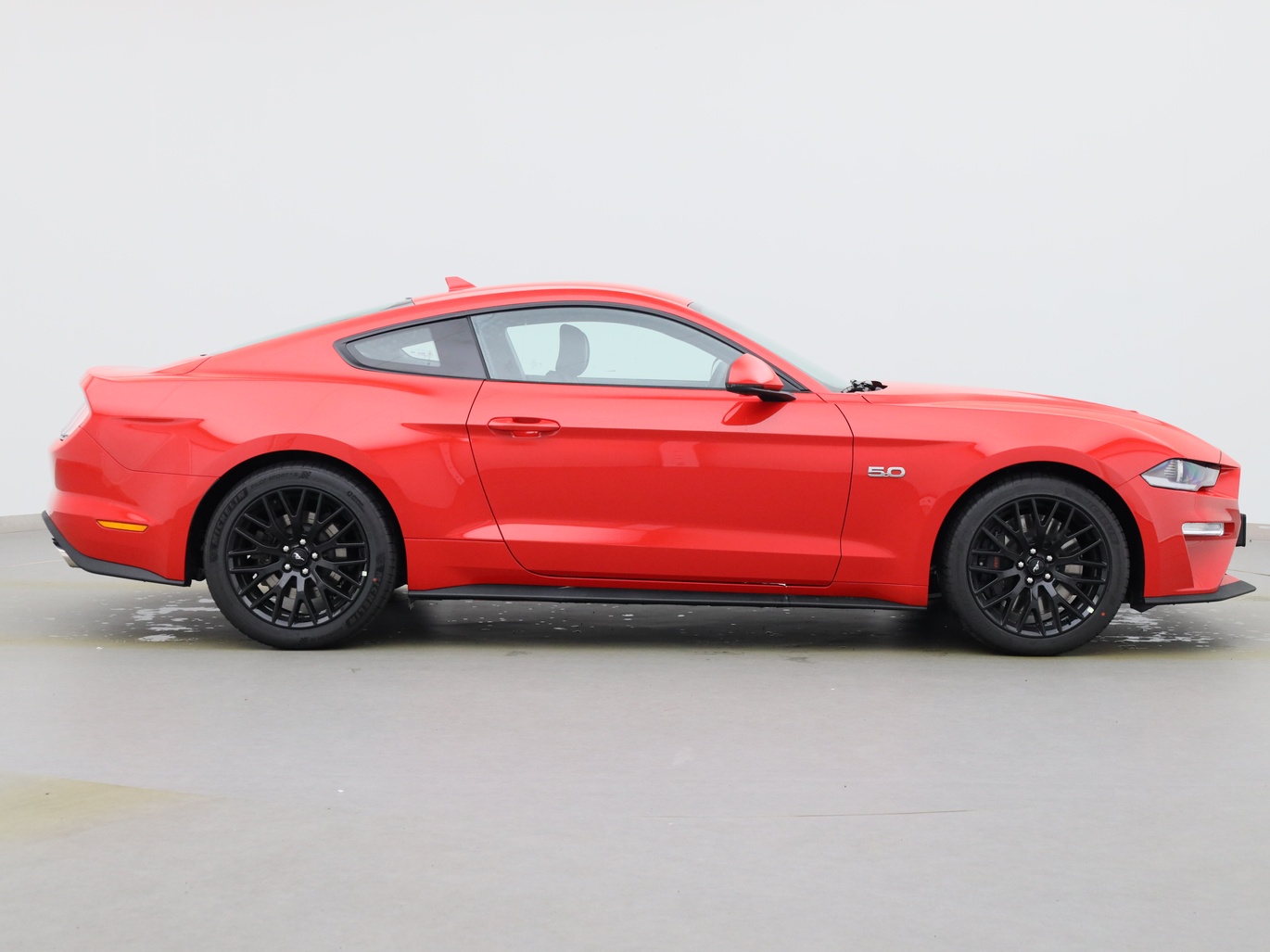  Ford Mustang GT Coupé V8 450PS / Premium 2 / B&O in Race-rot von Rechts