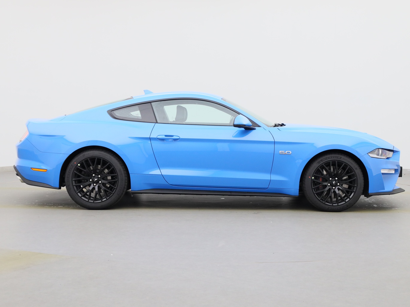  Ford Mustang GT Coupé V8 450PS / Premium 2 / Magne in Grabber Blue von Rechts