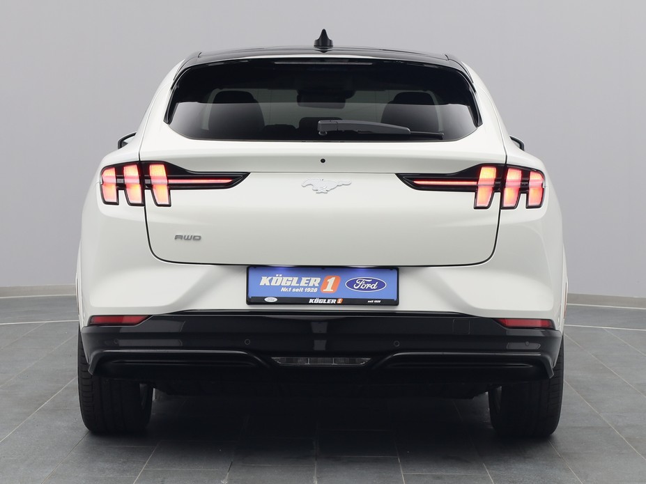 Heckansicht eines Ford Mustang Mach-E White Edition 351PS AWD in Star White 