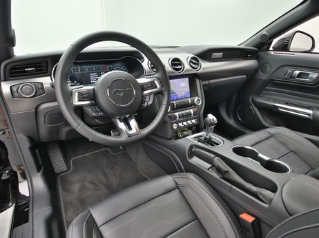 Armaturenbrett eines Ford Mustang GT Cabrio V8 450PS Aut. / Premium 2 in Iridium Schwarz 