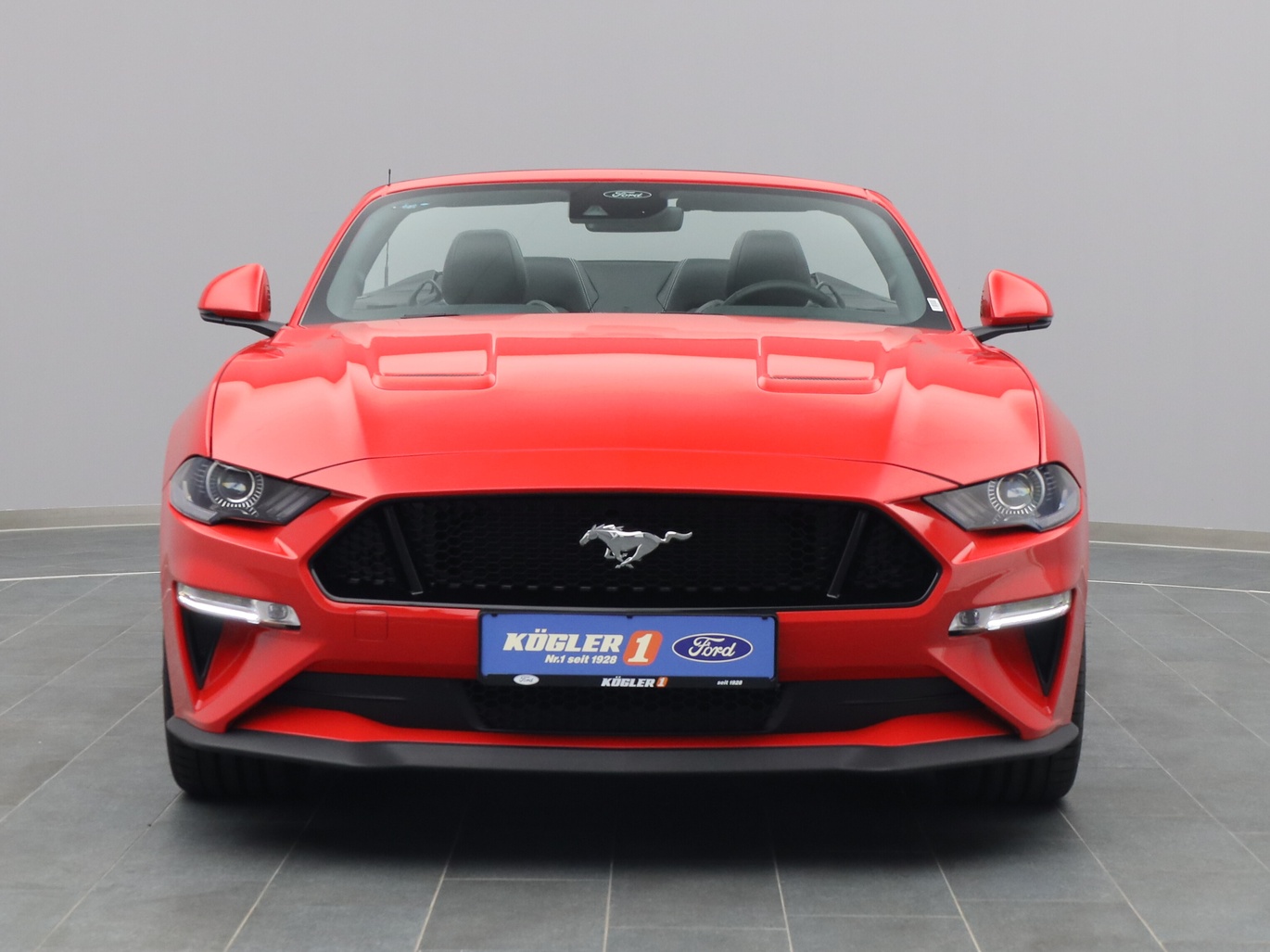 Frontansicht eines Ford Mustang GT Cabrio V8 450PS / Premium 2 / Magne in Race-rot 