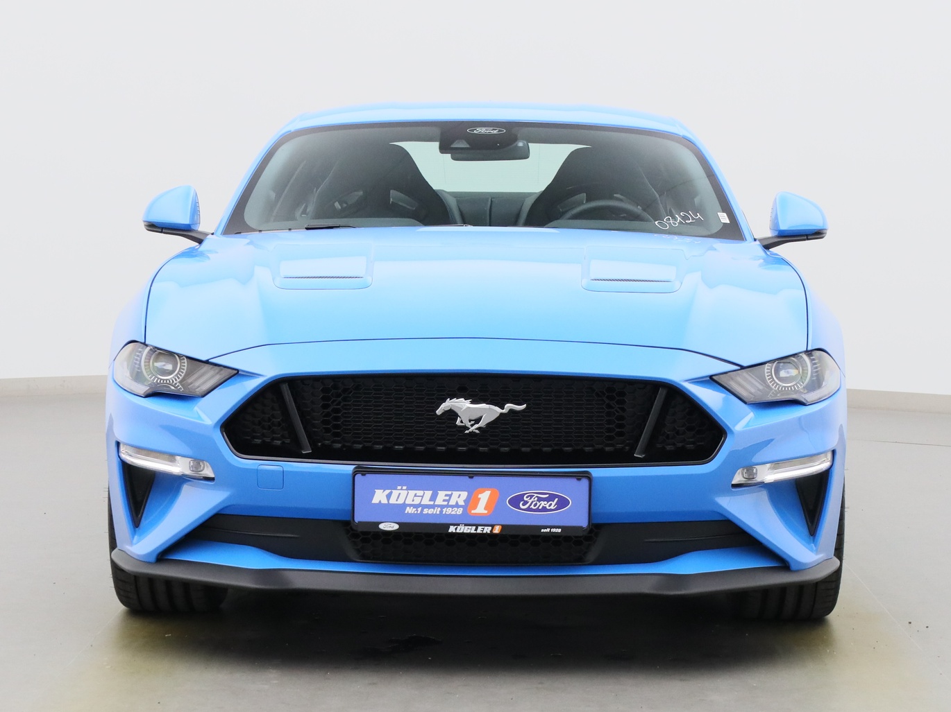 Frontansicht eines Ford Mustang GT Coupé V8 450PS / Premium 2 / Recaro in Grabber Blue 
