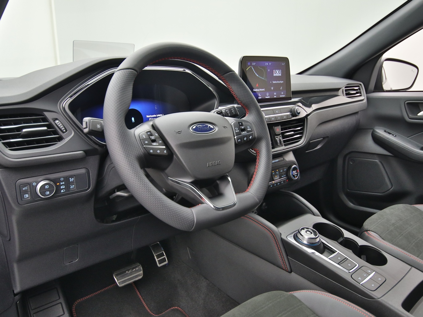 Armaturenbrett eines Ford Kuga ST-Line X 225PS Plug-in-Hybrid Aut. in Magnetic Grau 