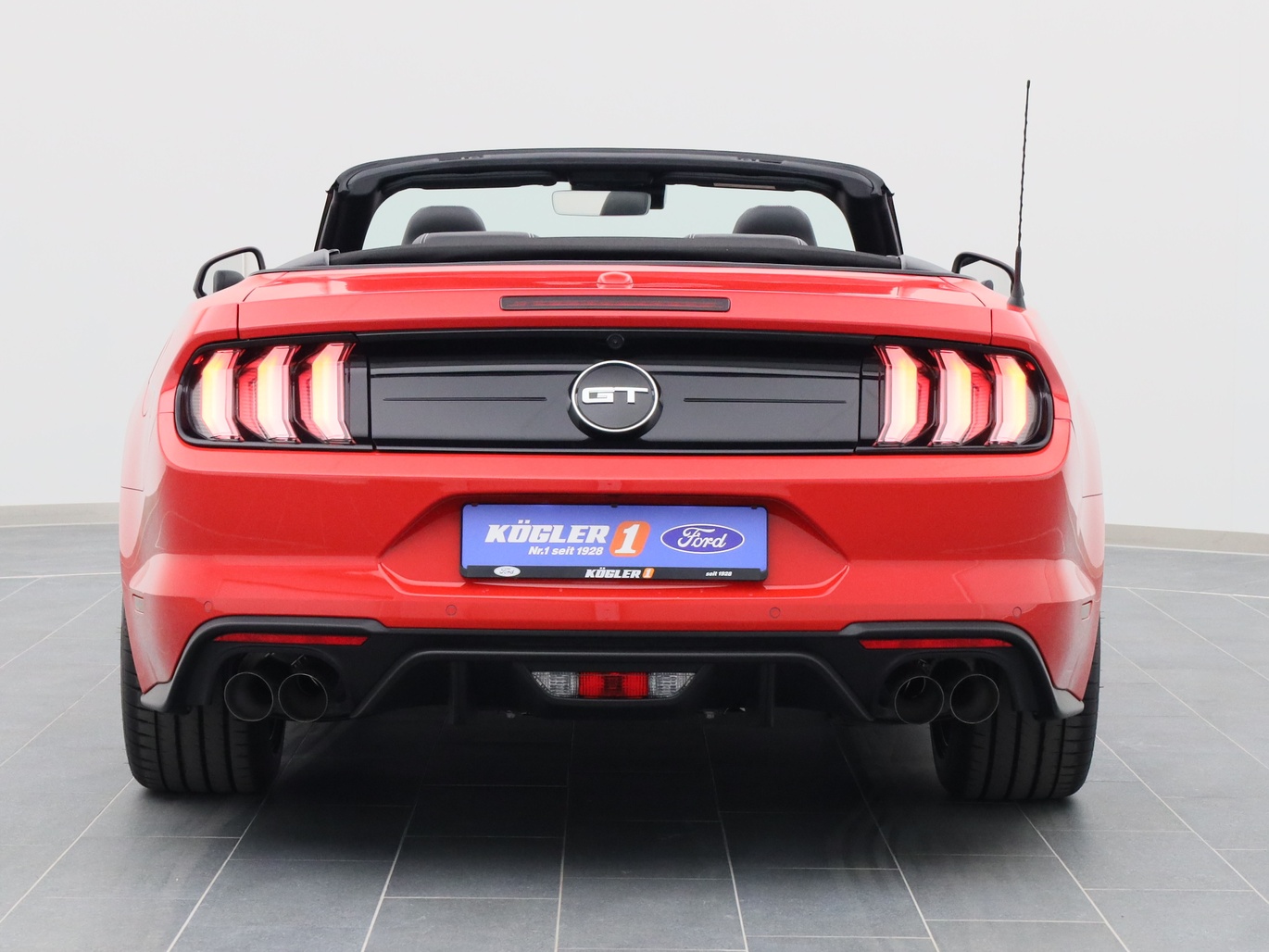 Heckansicht eines Ford Mustang GT Cabrio V8 450PS Aut. / Premium 2 in Race-rot 