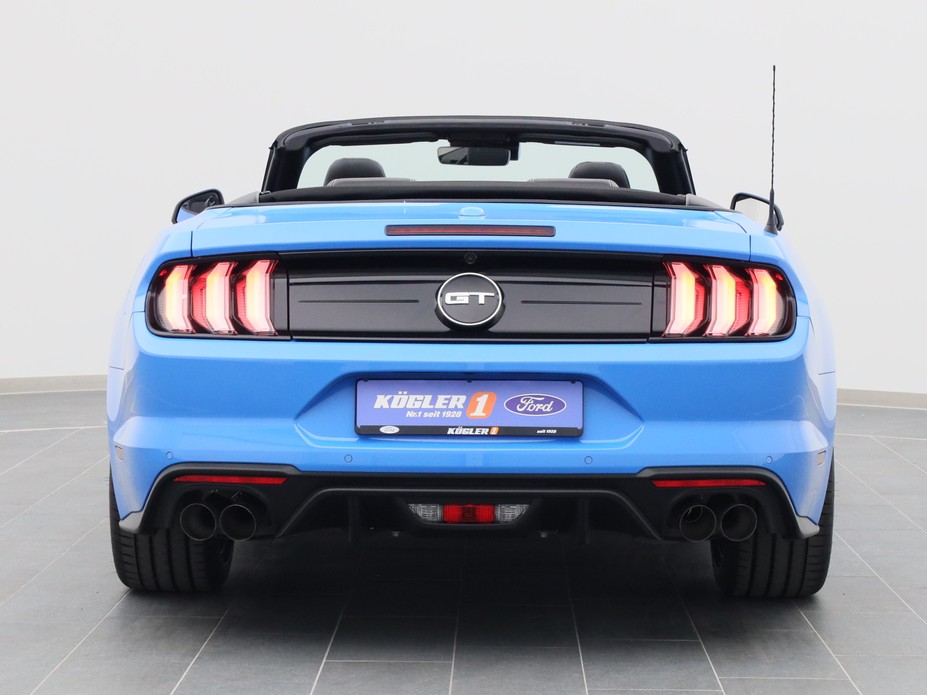 Heckansicht eines Ford Mustang GT Cabrio V8 450PS Aut. / Premium 2 in Grabber Blue 