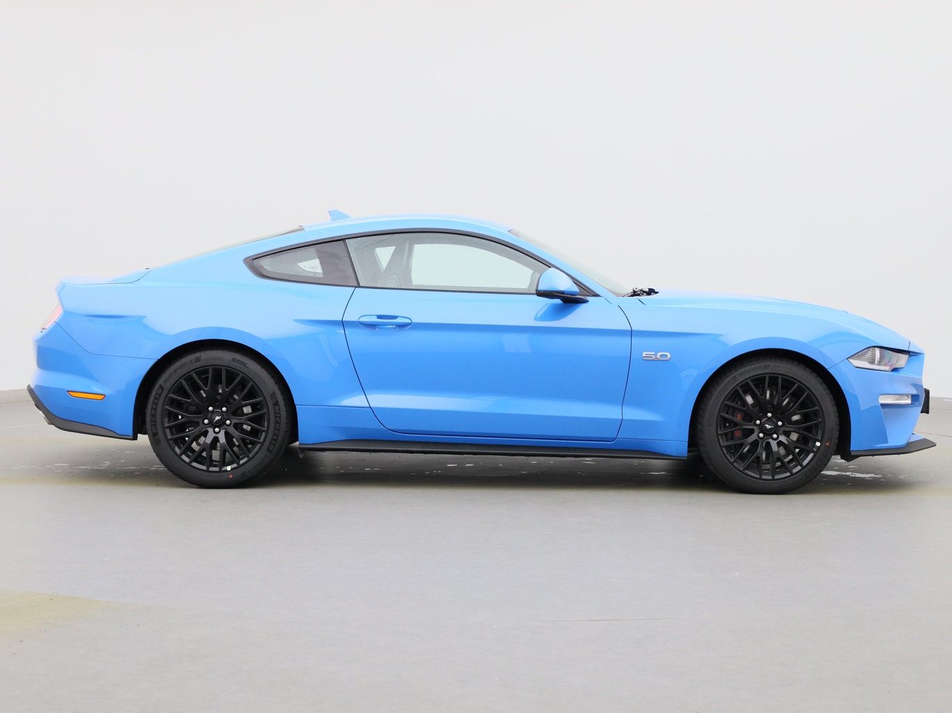  Ford Mustang GT Coupé V8 450PS / Premium 2 / Recaro in Grabber Blue von Rechts