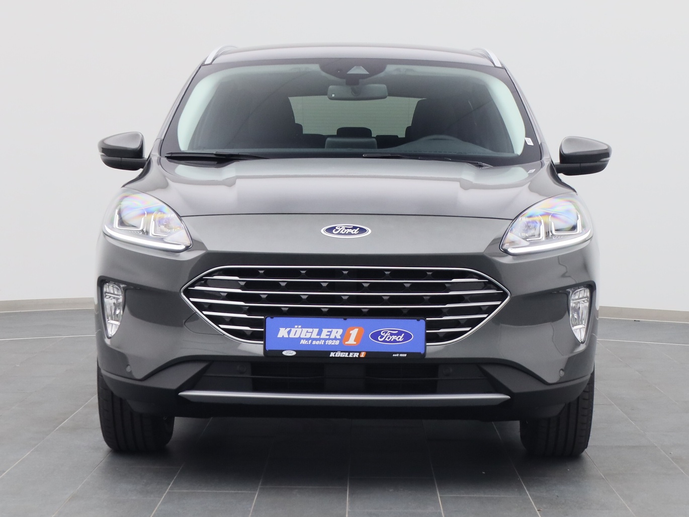 Frontansicht eines Ford Kuga Titanium 190PS Full-Hybrid Aut. 4x4 in Magnetic Grau 