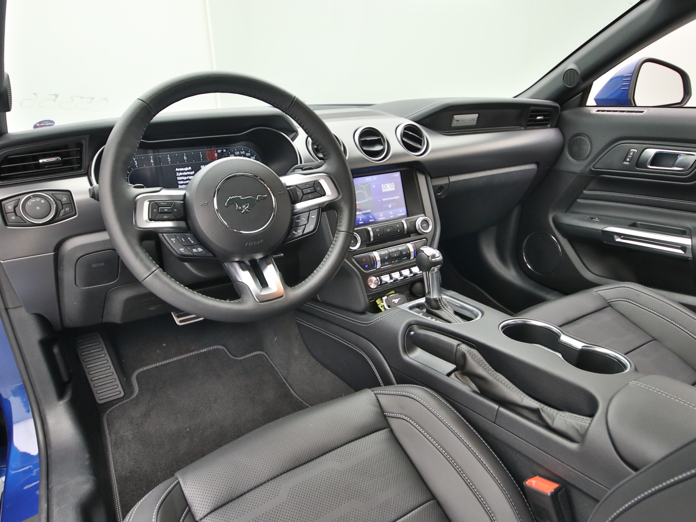 Armaturenbrett eines Ford Mustang GT Cabrio V8 450PS Aut. / Premium 2 in Atlas Blau 