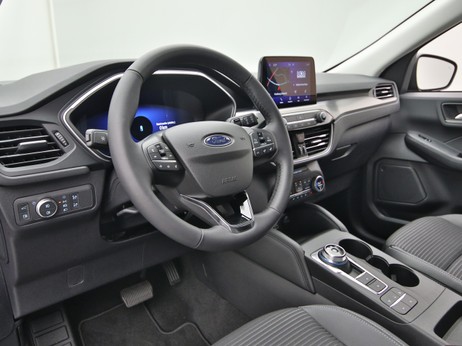 Armaturenbrett eines Ford Kuga Titanium X 225PS Plug-in-Hybrid Aut. in Agate Black 