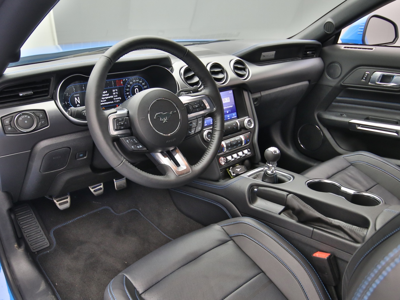 Armaturenbrett eines Ford Mustang GT Coupé V8 450PS / Premium 2 in Grabber Blue 