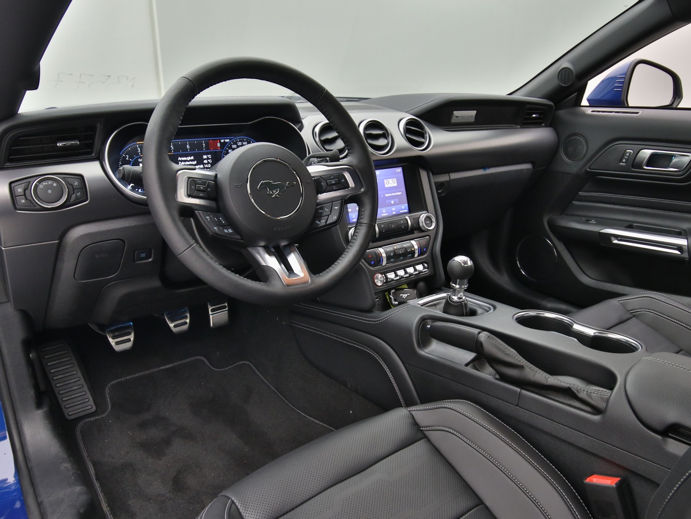 Armaturenbrett eines Ford Mustang GT Coupé V8 450PS / Premium 2 / B&O in Atlas Blau 