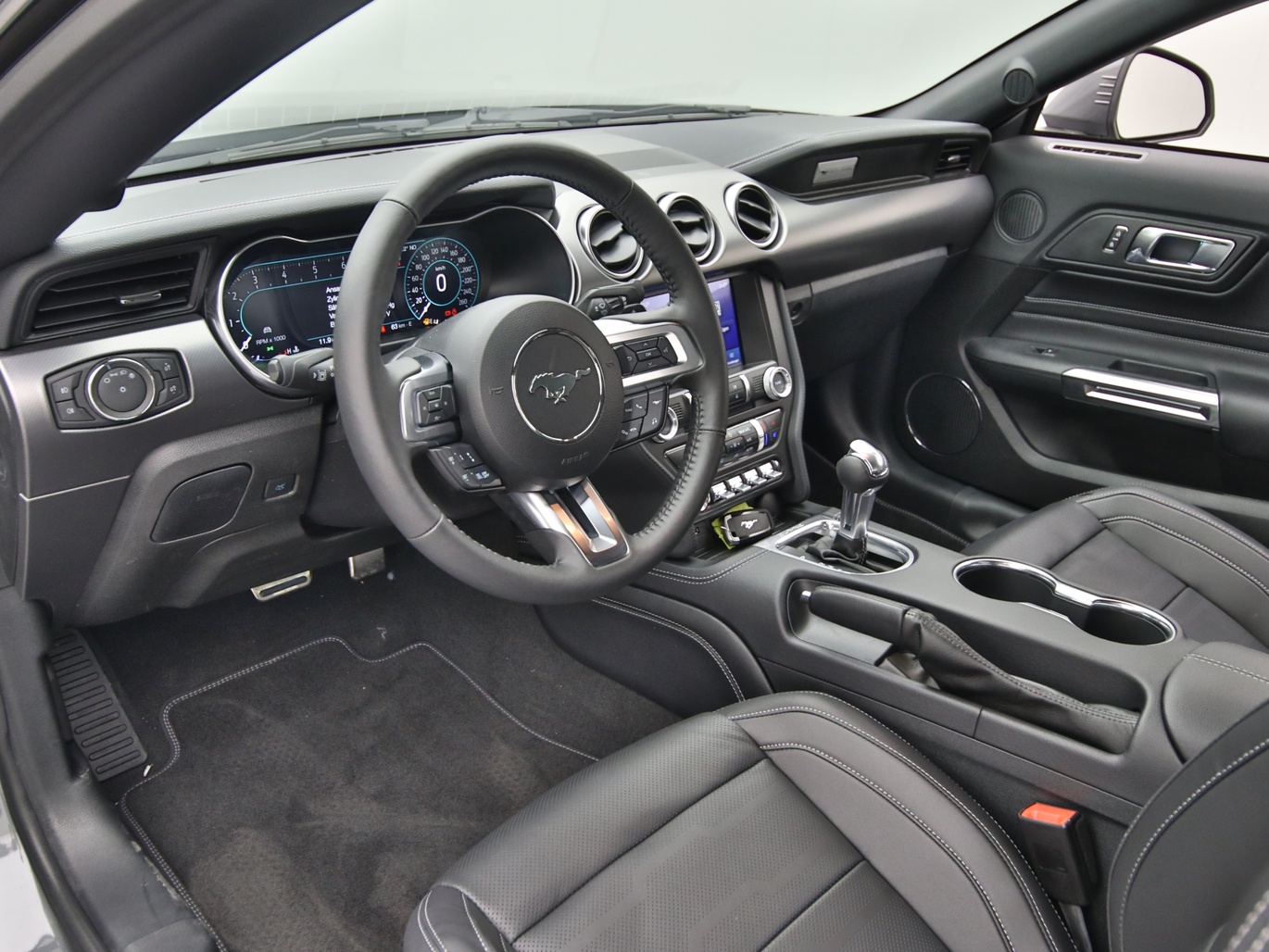 Armaturenbrett eines Ford Mustang GT Cabrio V8 450PS Aut. / Premium 2 in Carbonized Gray 