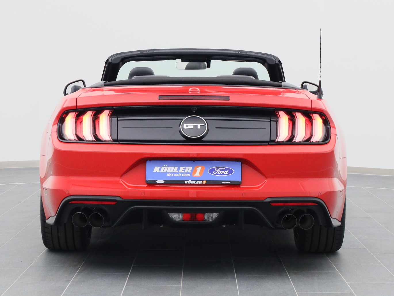 Heckansicht eines Ford Mustang GT Cabrio V8 450PS / Premium2 / B&O in Race-rot 