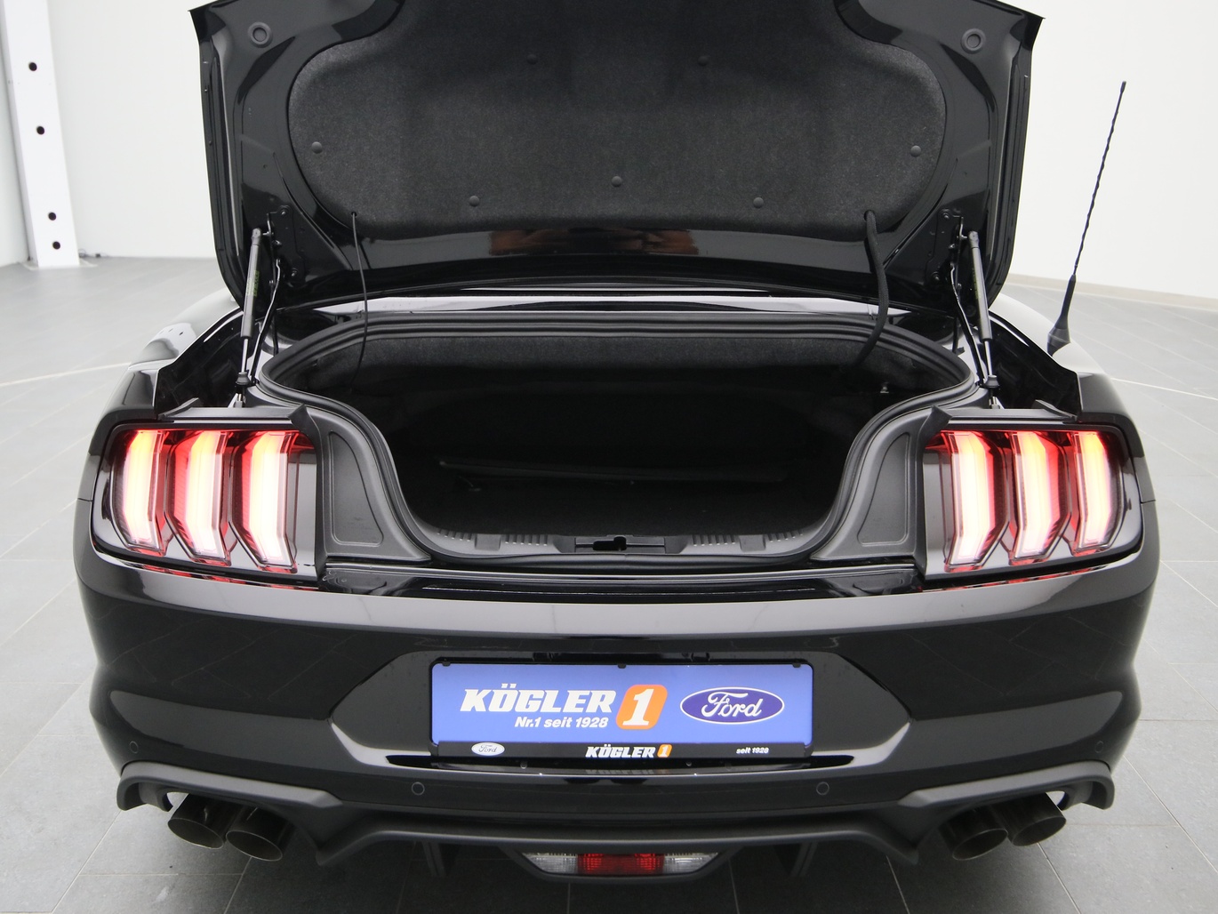  Ford Mustang GT Cabrio V8 450PS / Premium 2 / Magne in Iridium Schwarz 
