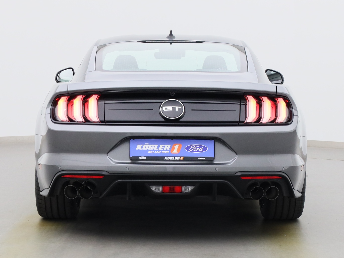 Heckansicht eines Ford Mustang GT Coupé V8 450PS / Premium 2 / Magne in Carbonized Gray 