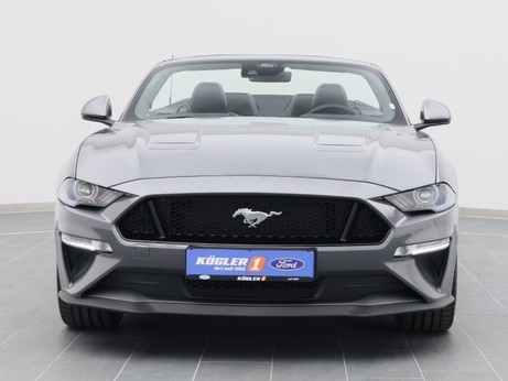 Frontansicht eines Ford Mustang GT Cabrio V8 450PS / Premium 2 / B&O in Carbonized Gray 