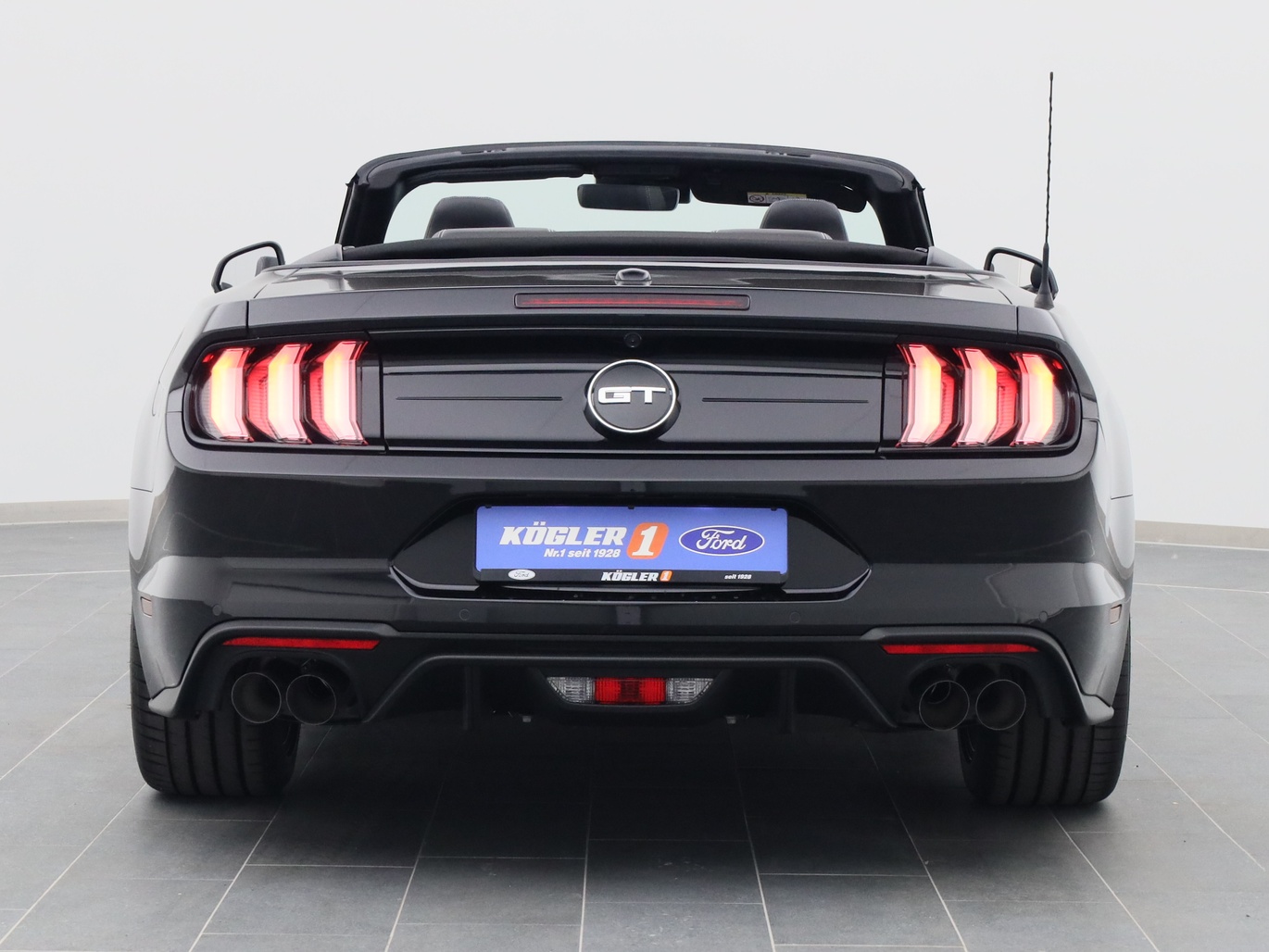 Heckansicht eines Ford Mustang GT Cabrio V8 450PS / Premium 4 in Iridium Schwarz 