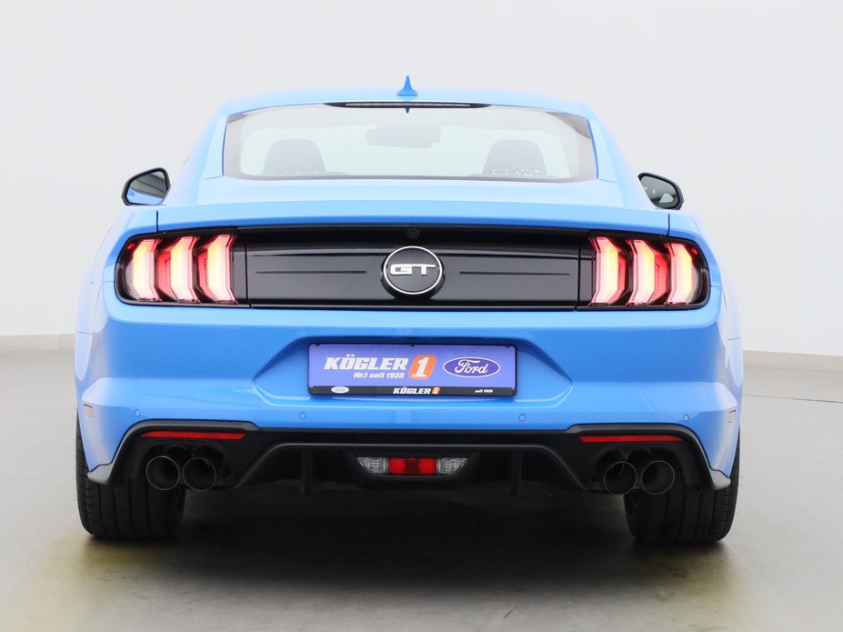 Heckansicht eines Ford Mustang GT Coupé V8 450PS / Premium 2 / Magne in Grabber Blue 