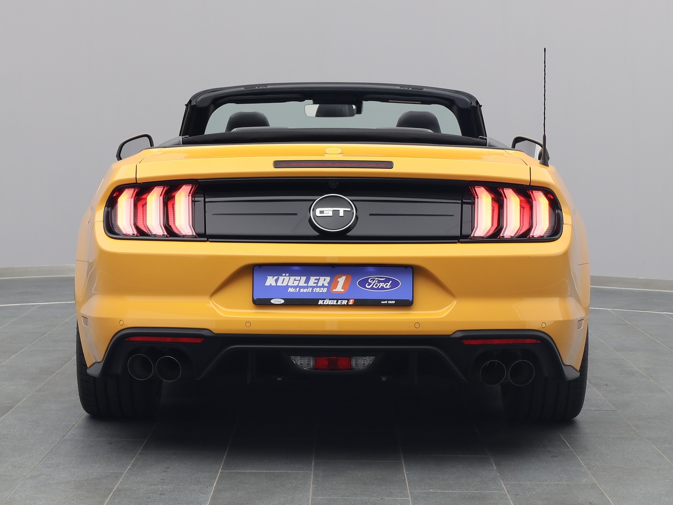 Heckansicht eines Ford Mustang GT Cabrio V8 450PS / Premium 2 / Magne in Cyber Orange 