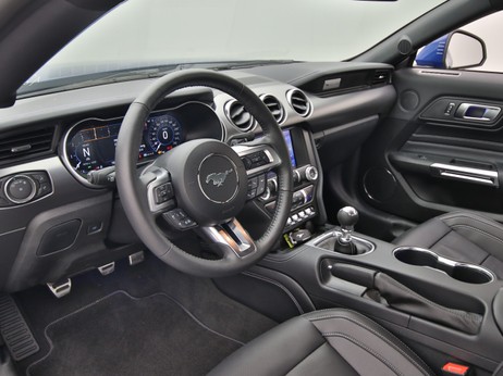 Armaturenbrett eines Ford Mustang GT Coupé V8 450PS / Premium 2 / B&O in Atlas Blau 