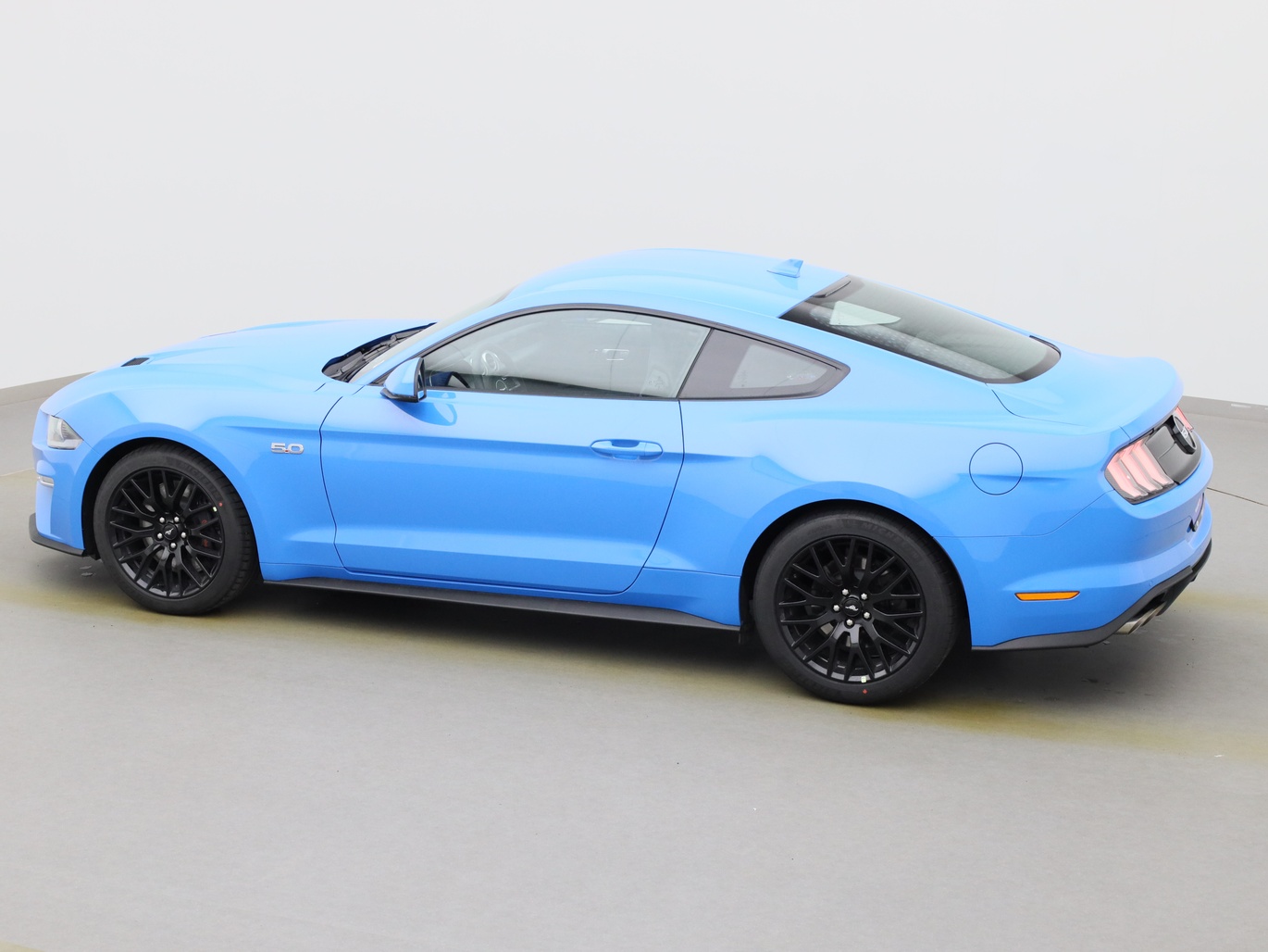  Ford Mustang GT Coupé V8 450PS / Premium 2 / Recaro in Grabber Blue 