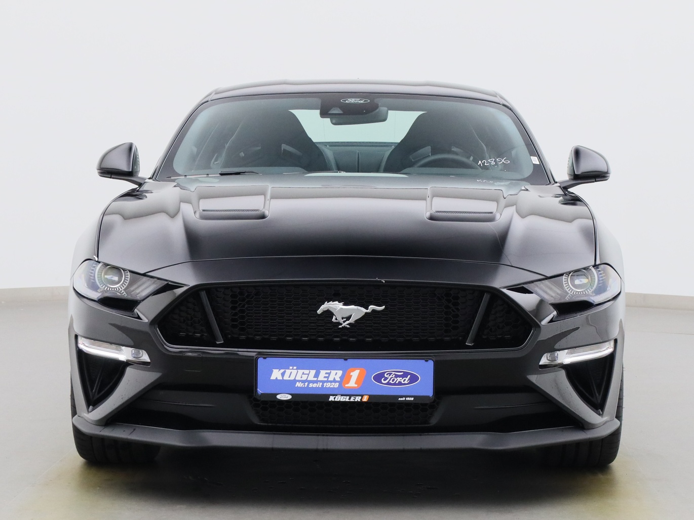 Frontansicht eines Ford Mustang GT Coupé V8 450PS / Premium 2 / Magne in Iridium Schwarz 