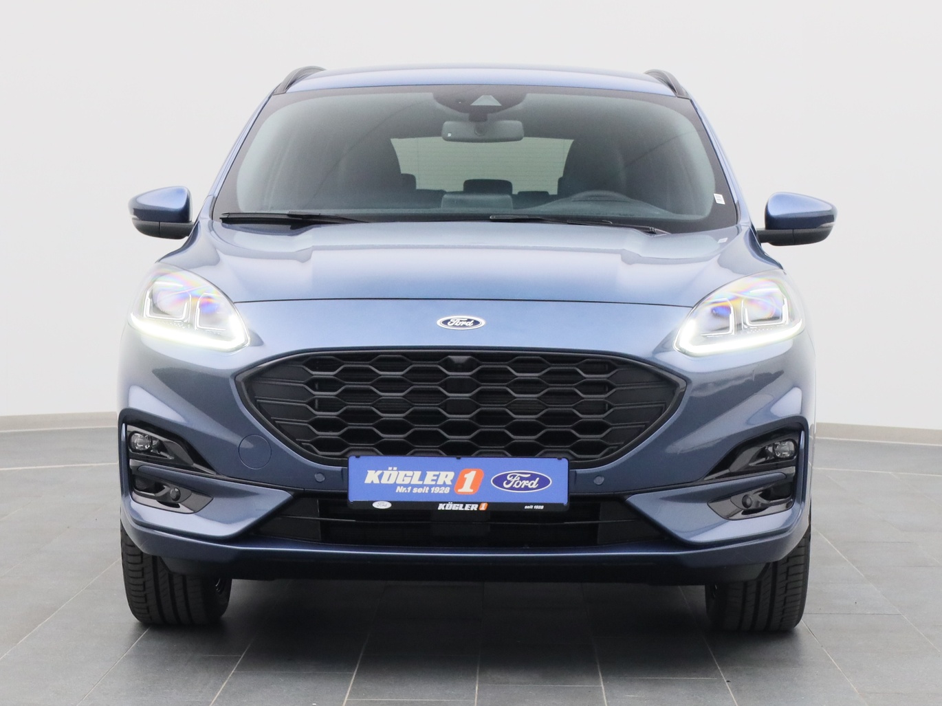 Frontansicht eines Ford Kuga ST-Line X 225PS Plug-in-Hybrid Aut. in Chrome Blue 