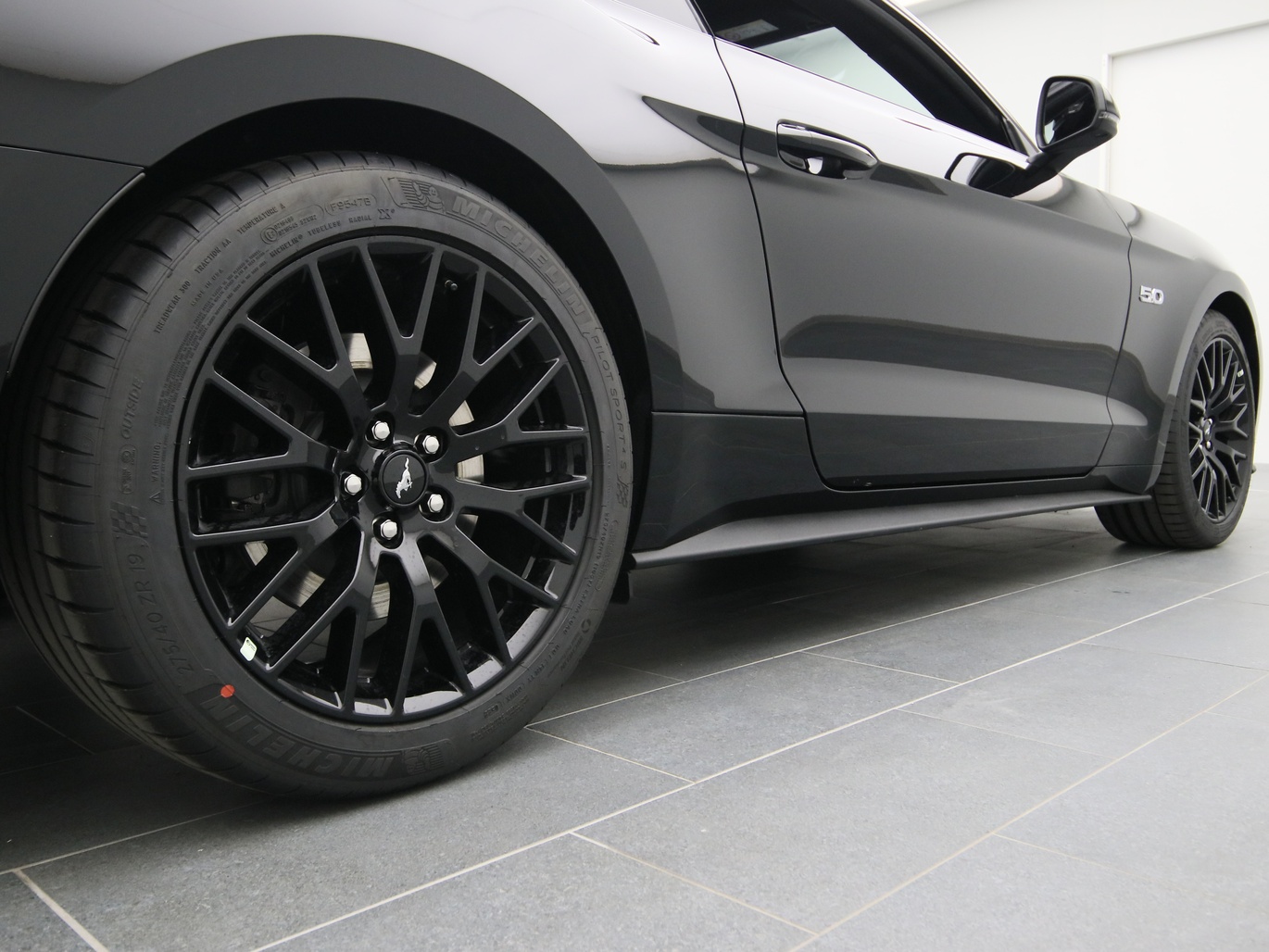  Ford Mustang GT Coupé V8 450PS / Premium 2 / B&O in Iridium Schwarz 