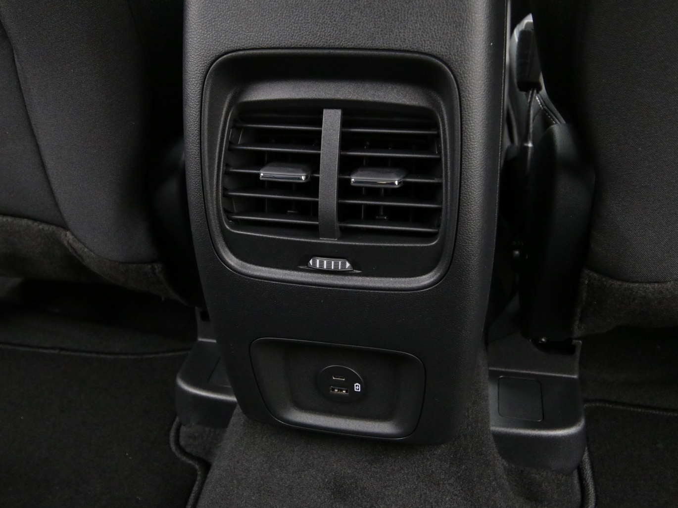  Ford Kuga Titanium 150PS / Winter-Paket / Navi / PDC in Magnetic Grau 