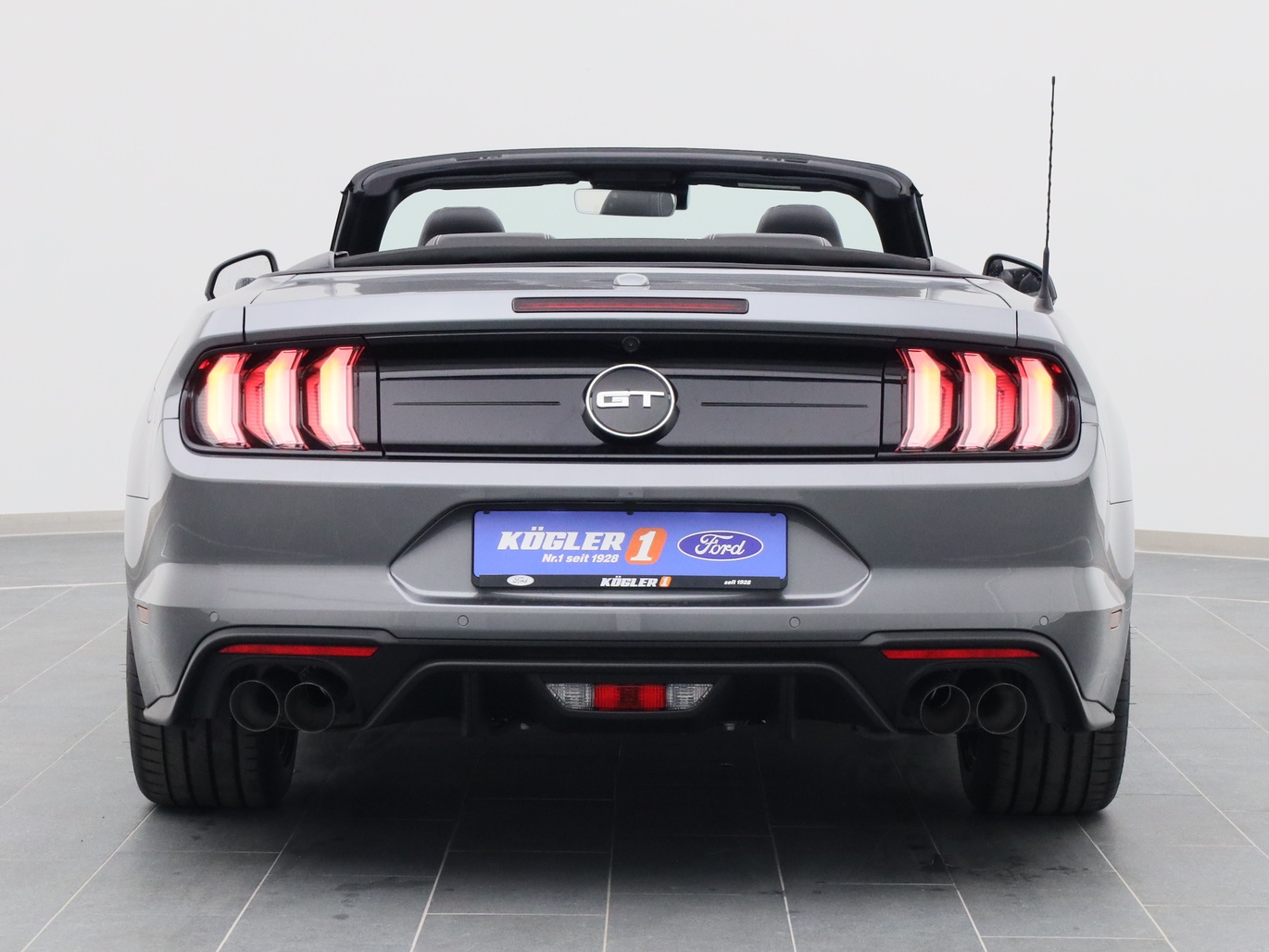 Heckansicht eines Ford Mustang GT Cabrio V8 450PS Aut. / Premium 2 in Carbonized Gray 