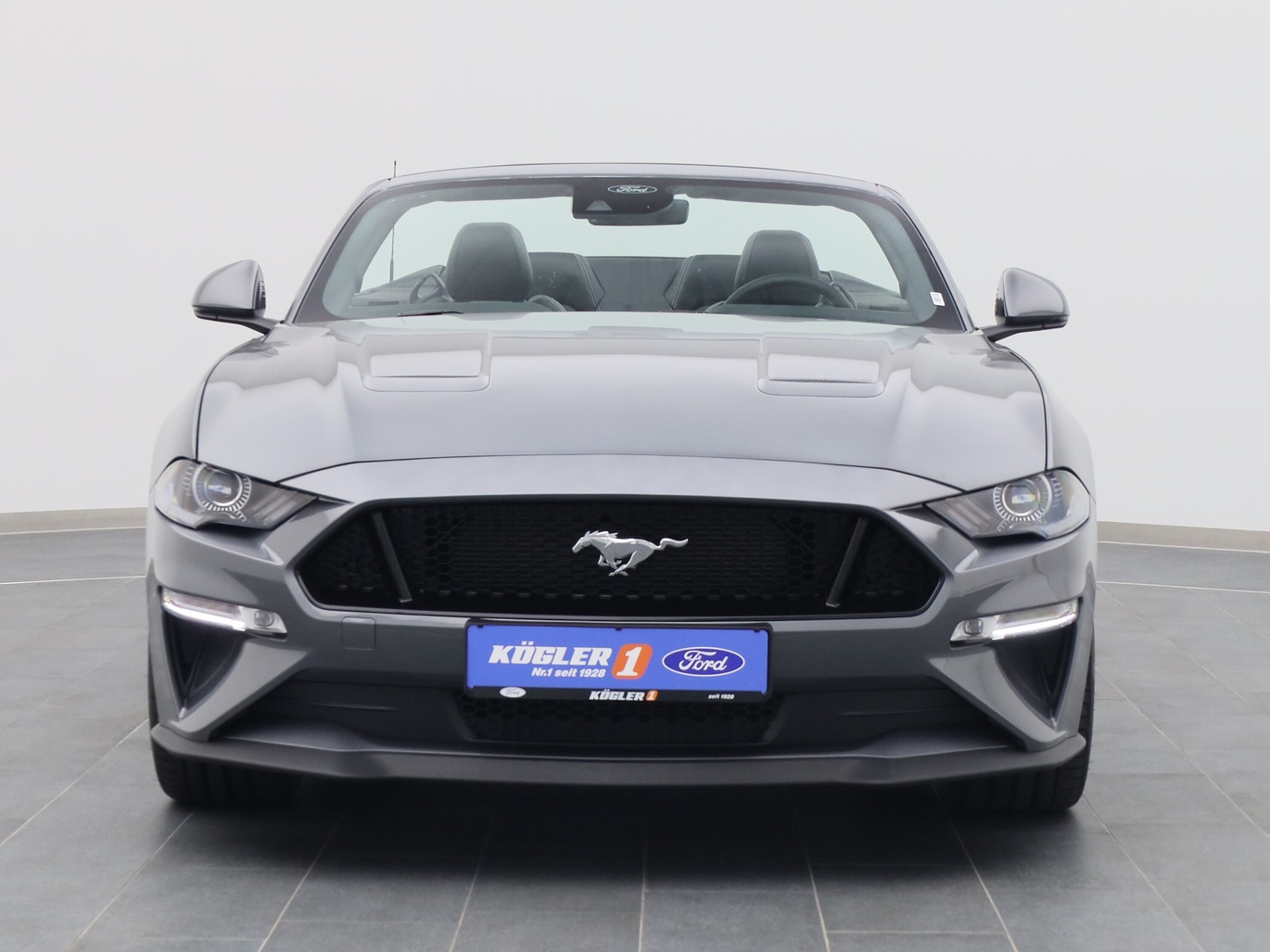 Frontansicht eines Ford Mustang GT Cabrio V8 450PS / Premium 4 / Magne in Carbonized Gray 
