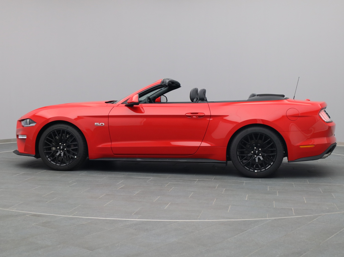  Ford Mustang GT Cabrio V8 450PS / Premium 2 / Magne in Race-rot von Links