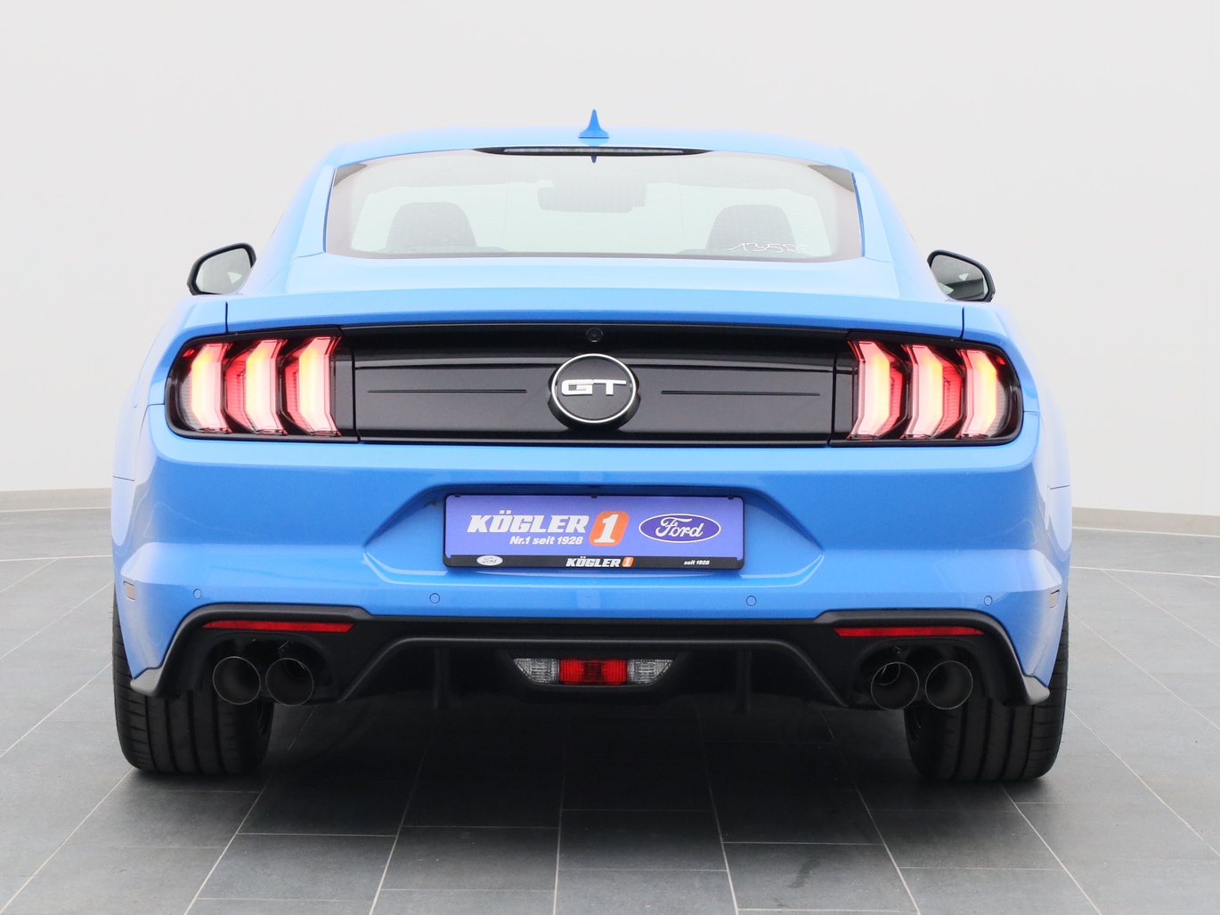 Heckansicht eines Ford Mustang GT Coupé V8 450PS / Premium 2 / B&O in Grabber Blue 