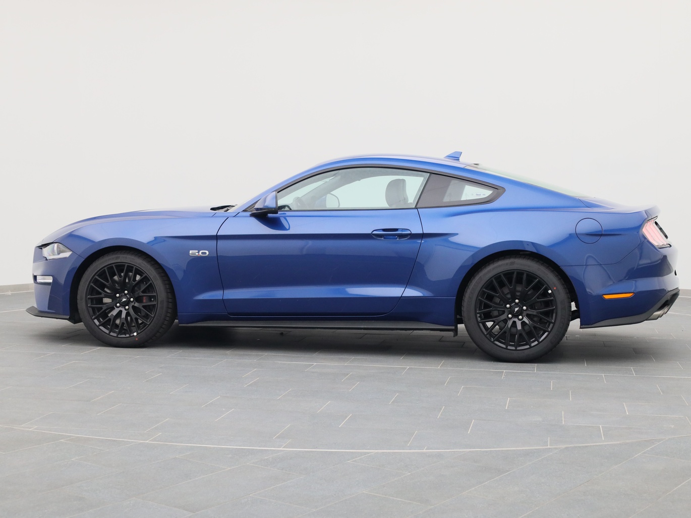  Ford Mustang GT Coupé V8 450PS / Premium 2 / Magne in Atlas Blau von Links