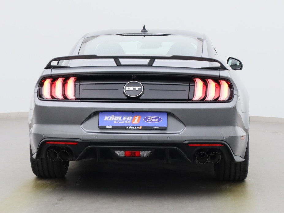 Heckansicht eines Ford Mustang GT Coupé V8 450PS / Premium 2 / Recaro in Carbonized Gray 